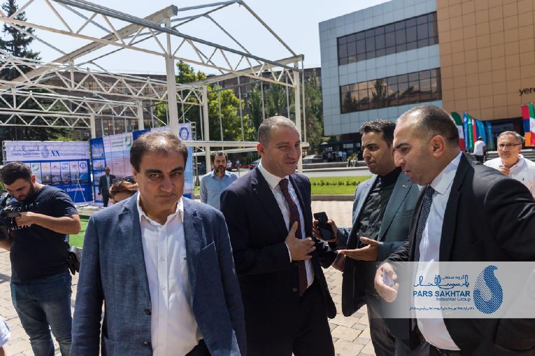 وزیر اقتصاد ارمنستان در بازدید از غرفه پارس ساختار در نمایشگاه مناطق آزاد ایران درایروان؛ استقبال از توانمندی های پارس ساختار/ رویدادهای اقتصادی را در توسعه روابط موثر می دانیم